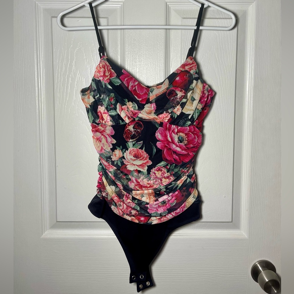 Express Body Contour Ruched Mesh V-Neck Bodysuit